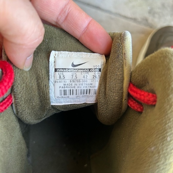 Nike LeBron XI Lifestyle hitop Olive/green red shoe laces mens sneakers Sz-8.5 G - Picture 10 of 14